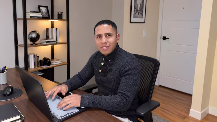 Imagen de Carlos Idrobo, Desarrollador Web especializado en WordPress y Webs con IA