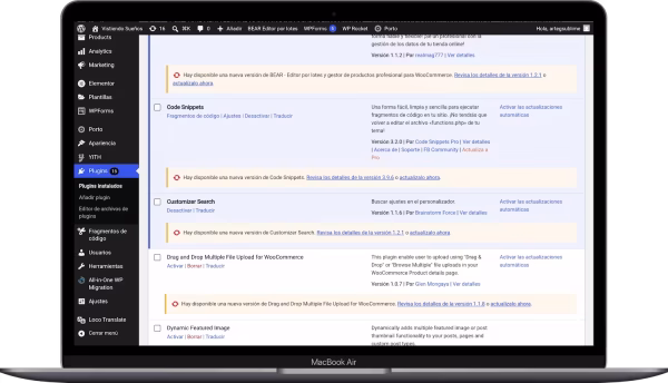 Vista del dashboard de wordpress con una lista de plugins wordpress por actualizar