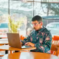 Profesional trabajando con un portátil en Quito